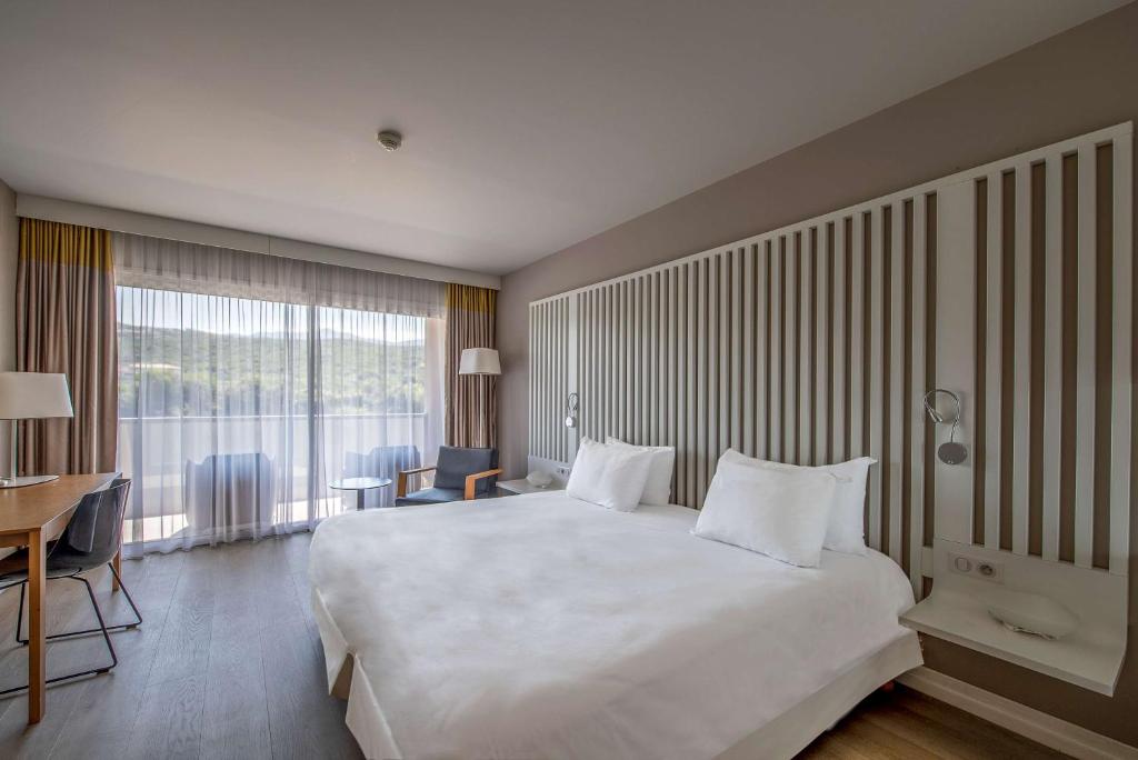 Postel nebo postele na pokoji v ubytování Radisson Blu Resort & Spa, Ajaccio Bay