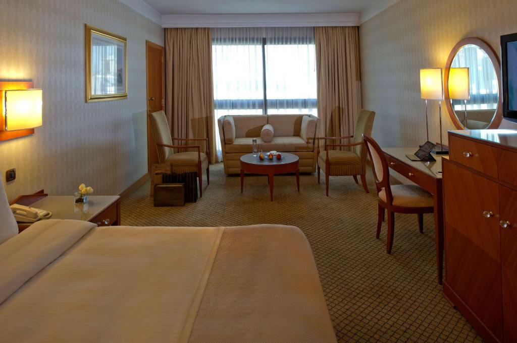 Postel nebo postele na pokoji v ubytování Radisson Blu Martinez Beirut