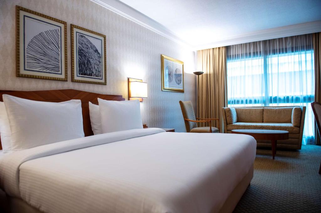 Postel nebo postele na pokoji v ubytování Radisson Blu Martinez Beirut