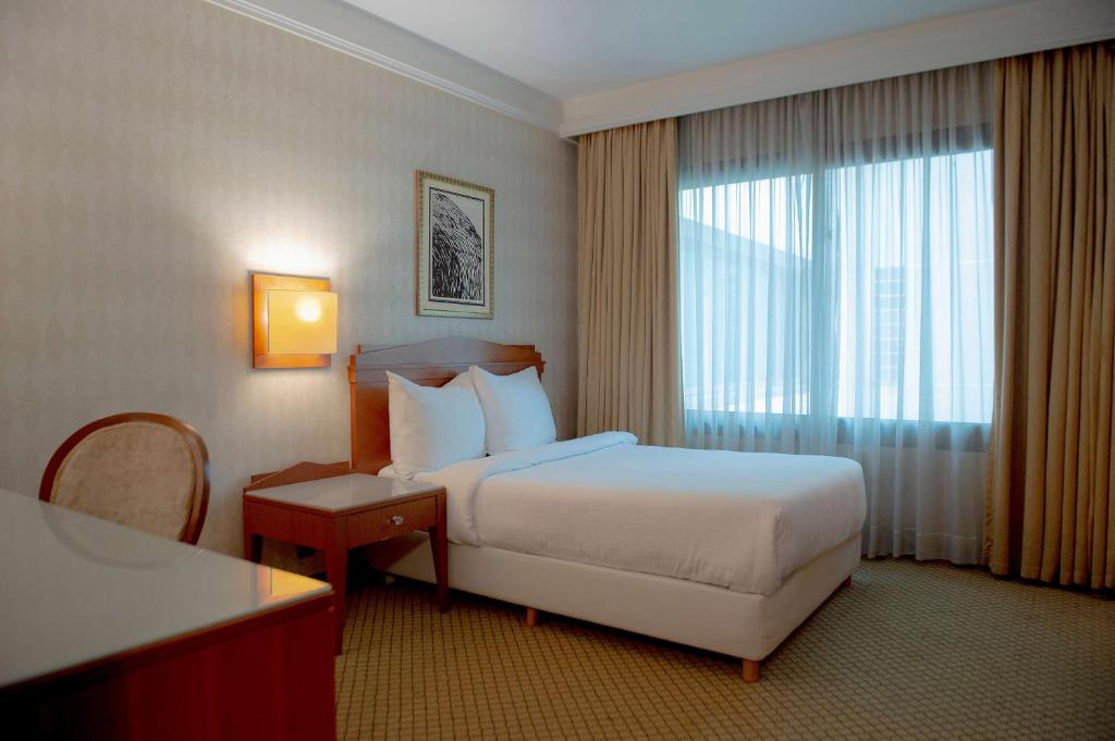Postel nebo postele na pokoji v ubytování Radisson Blu Martinez Beirut