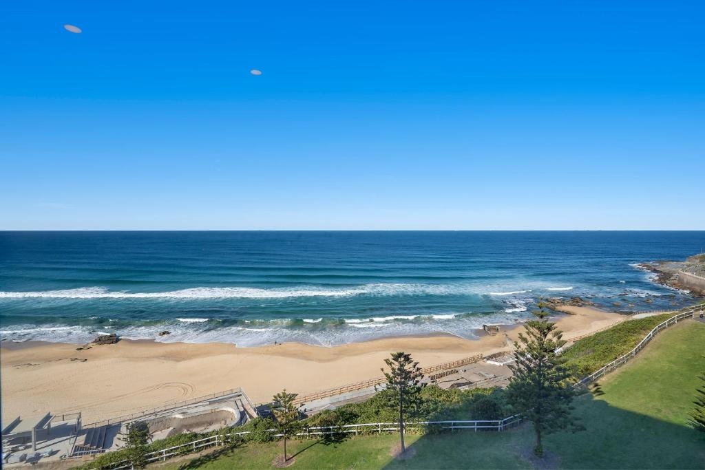 eine Luftansicht auf einen Strand und das Meer in der Unterkunft 703 Luxury Ocean View Apartment in Newcastle