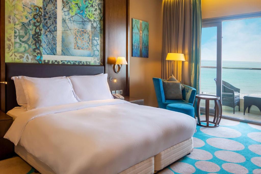 Postel nebo postele na pokoji v ubytování Radisson Blu Hotel & Resort, Sohar