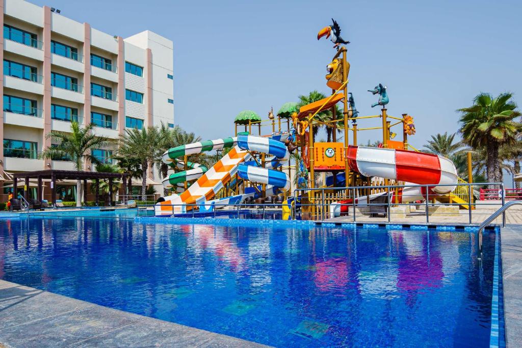 Bazén v ubytování Radisson Blu Hotel & Resort, Sohar nebo v jeho okolí