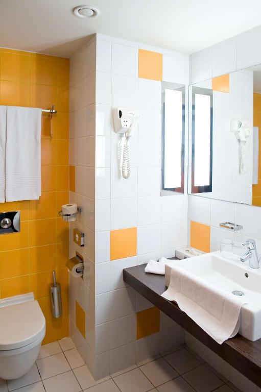 Koupelna v ubytování Park Inn by Radisson Sarvar Resort & Spa - All Inclusive