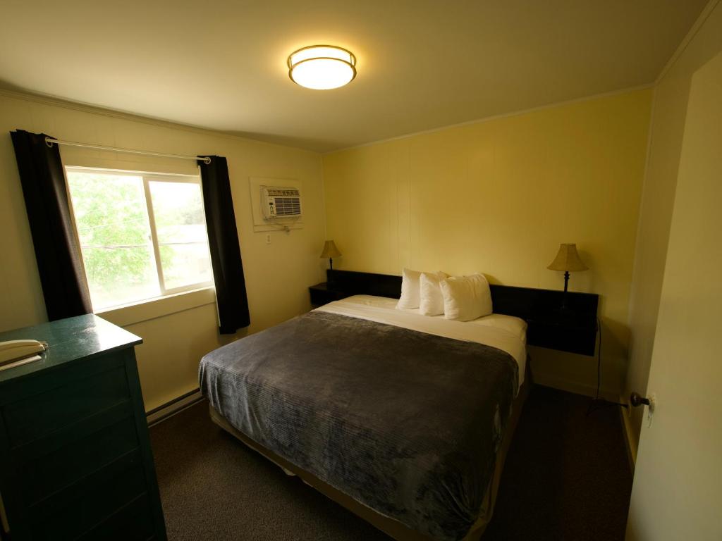 Postel nebo postele na pokoji v ubytování Creston Valley Motel