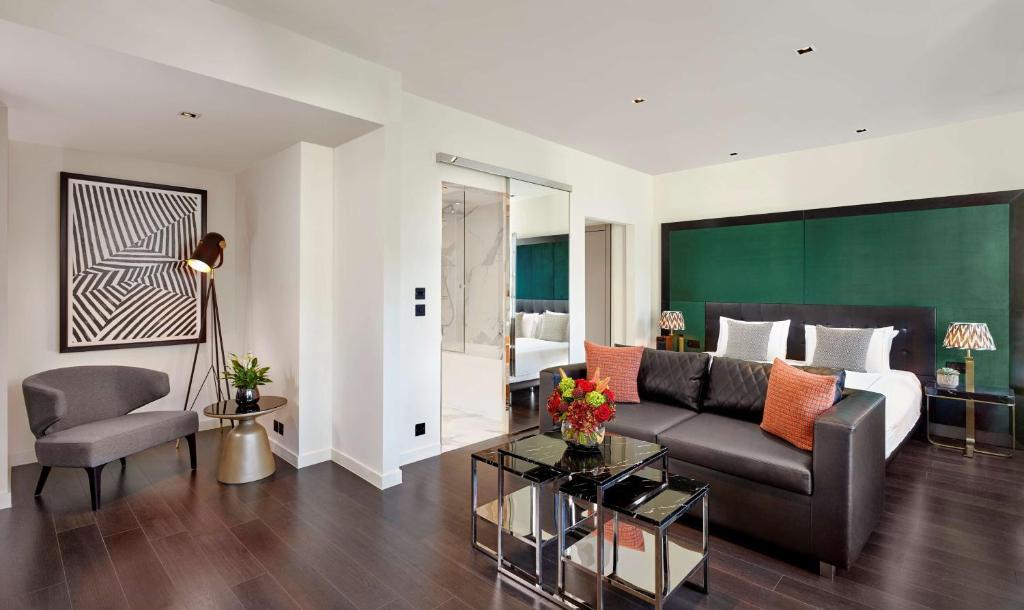 
Studio King Suite (2 Adults + 2 Children)
