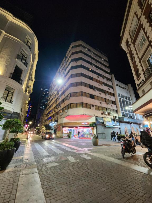 una calle de la ciudad por la noche con un edificio alto en lindo departamento a 2 cuadras del obelisco en Buenos Aires