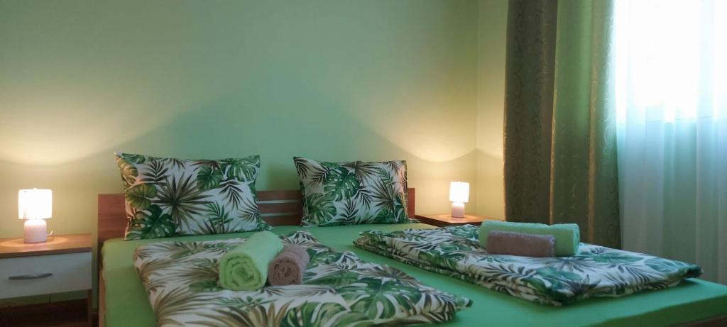 um quarto com duas camas com almofadas em Apartman ,,Milica'' em Donji Milanovac