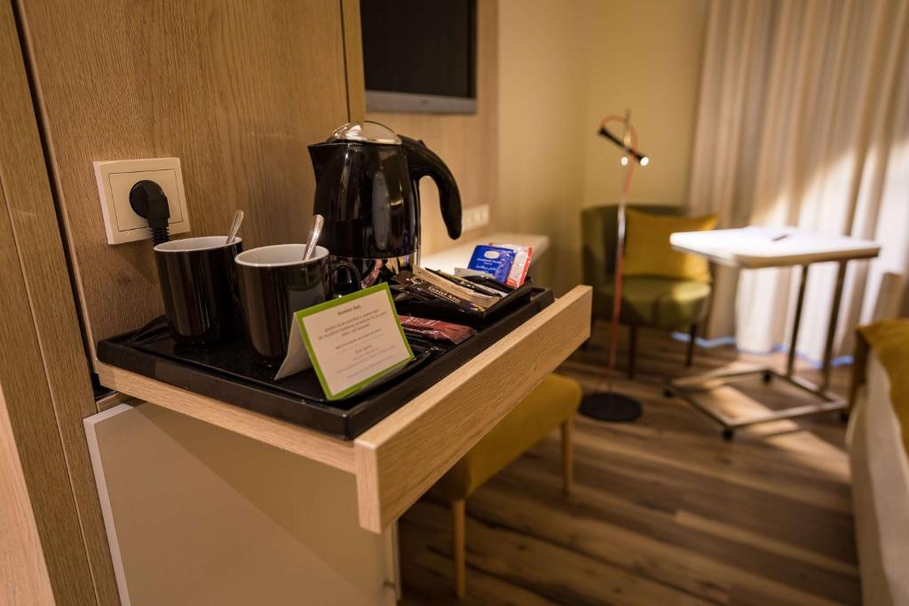 Příslušenství pro přípravu čaje a kávy v ubytování First Inn Hotel Zwickau