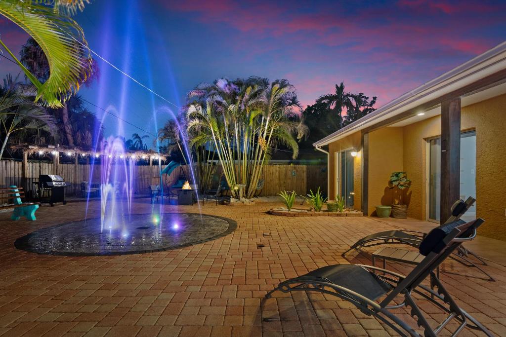 una fuente en medio de un patio en Coastal Villa W Amazing Courtyard - Splash Pad!, en Sarasota