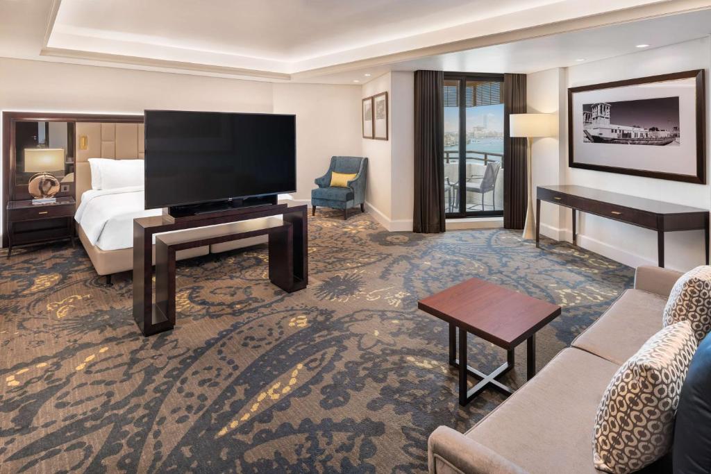 TV a/nebo společenská místnost v ubytování Radisson Blu Hotel, Dubai Deira Creek