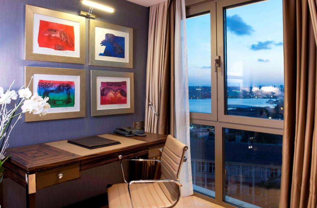 Radisson Blu Hotel Istanbul Pera - Superior Room - Partial Golden Horn View