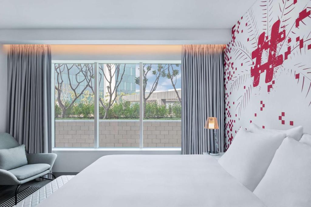 Postel nebo postele na pokoji v ubytování Radisson RED Dubai Silicon Oasis