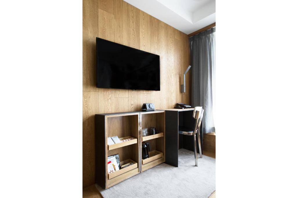 A television and/or entertainment centre at TUVE Hotel