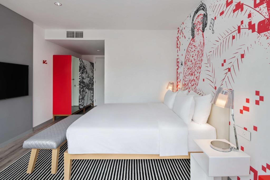 Postel nebo postele na pokoji v ubytování Radisson RED Dubai Silicon Oasis