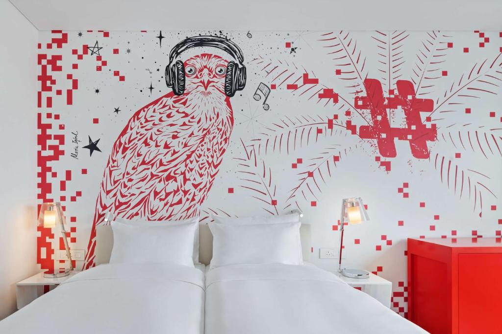 Postel nebo postele na pokoji v ubytování Radisson RED Dubai Silicon Oasis