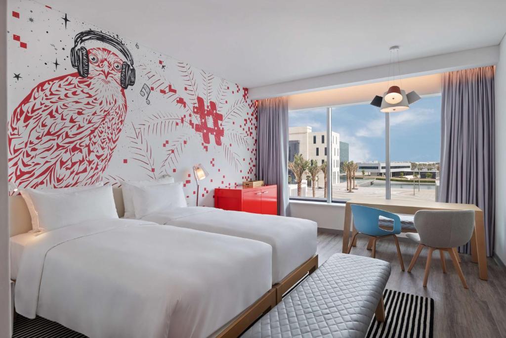 Postel nebo postele na pokoji v ubytování Radisson RED Dubai Silicon Oasis