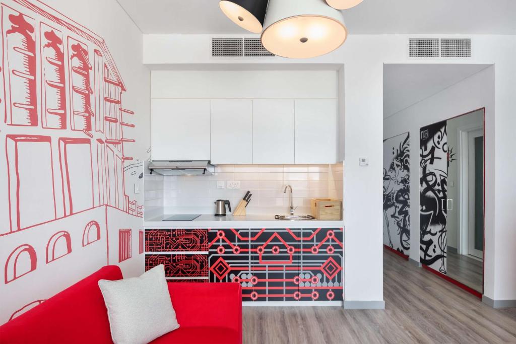 Kuchyň nebo kuchyňský kout v ubytování Radisson RED Dubai Silicon Oasis