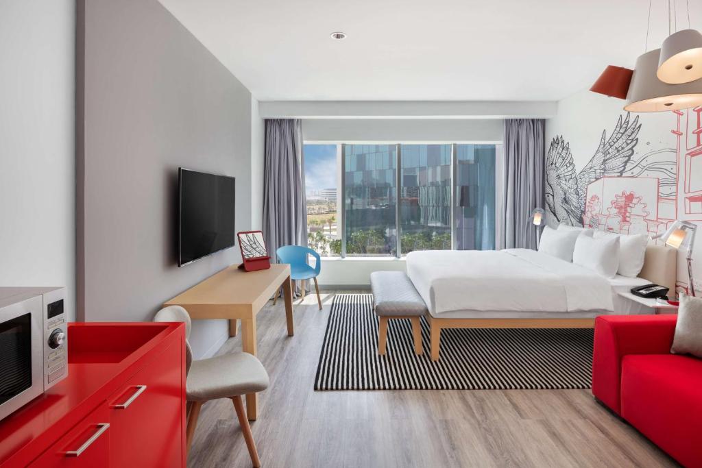 Postel nebo postele na pokoji v ubytování Radisson RED Dubai Silicon Oasis