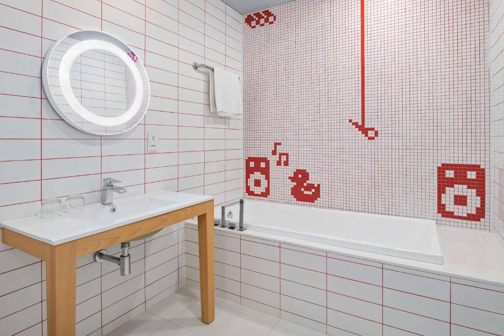 Koupelna v ubytování Radisson RED Dubai Silicon Oasis