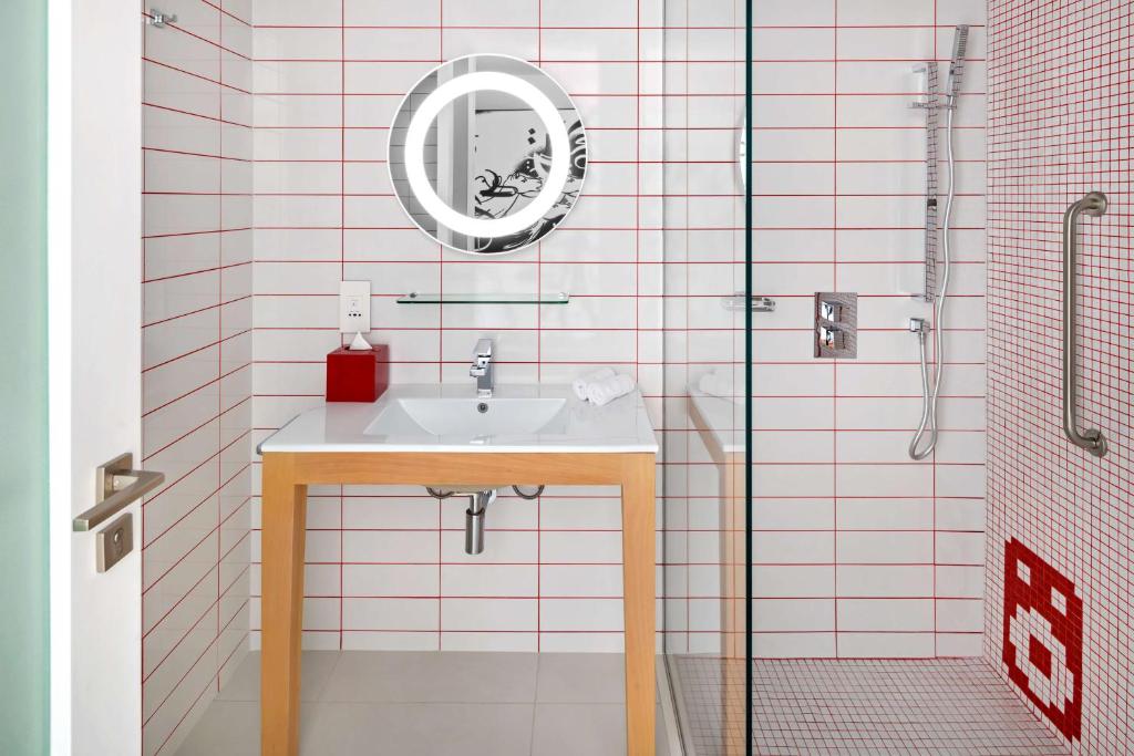 Radisson RED Dubai Silicon Oasis - Resim 26