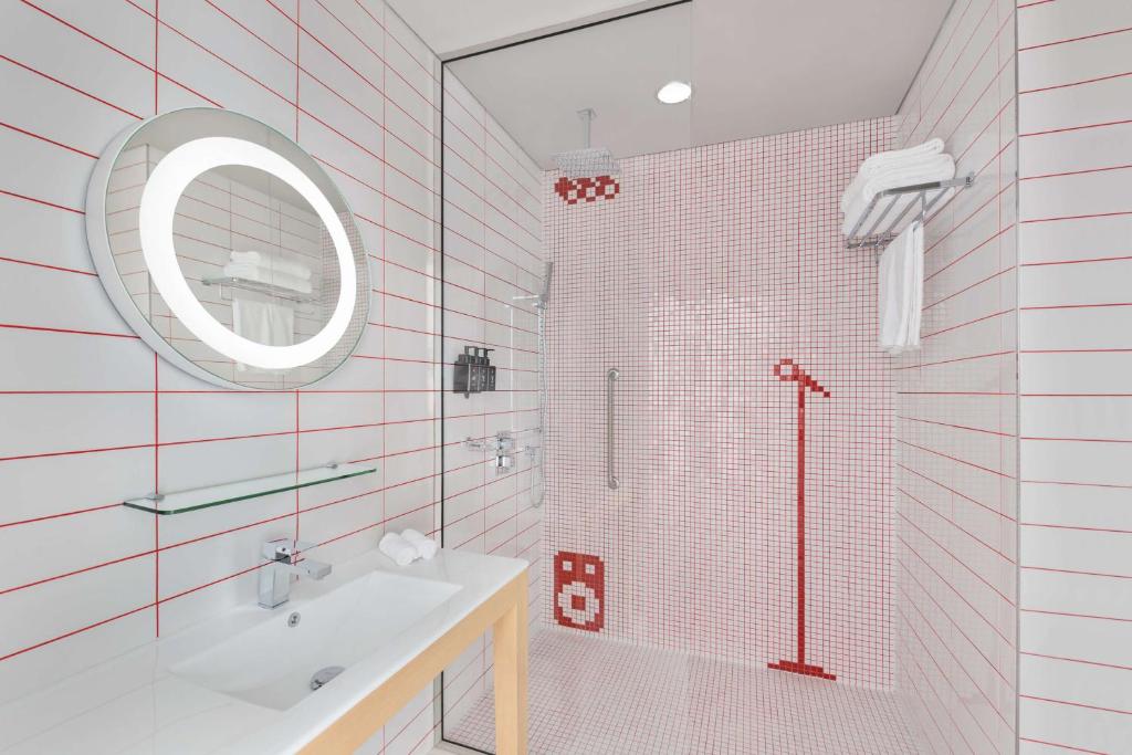 Koupelna v ubytování Radisson RED Dubai Silicon Oasis