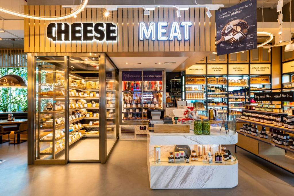 Supermarket nebo jiné obchody v  hotelu nebo okolí