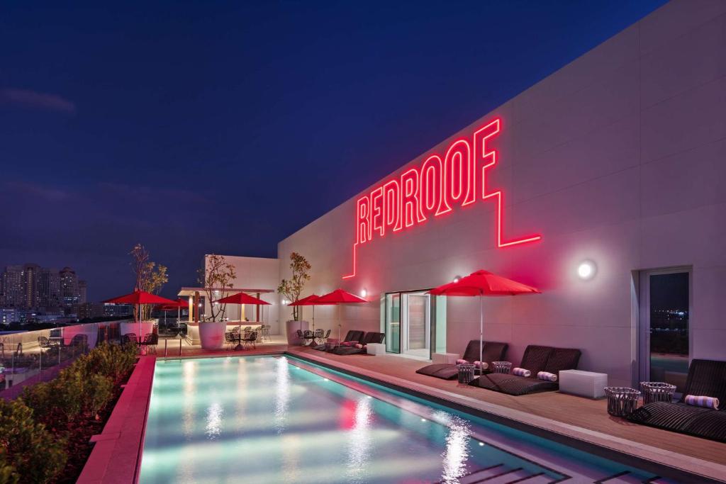 Bazén v ubytování Radisson RED Dubai Silicon Oasis nebo v jeho okolí