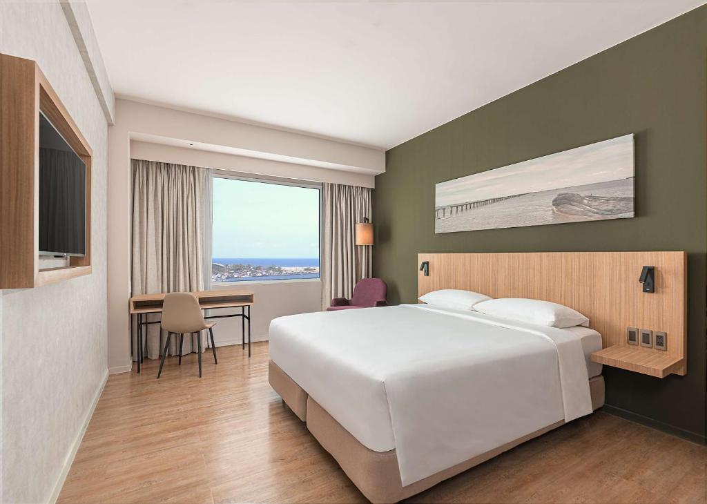 Uma cama ou camas num quarto em Park Inn By Radisson Bacolod