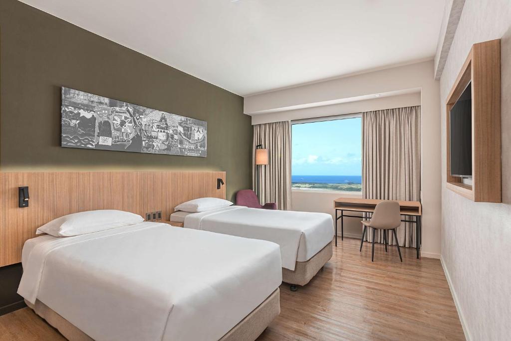 Uma cama ou camas num quarto em Park Inn By Radisson Bacolod