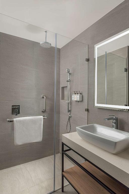 Uma casa de banho em Park Inn By Radisson Bacolod
