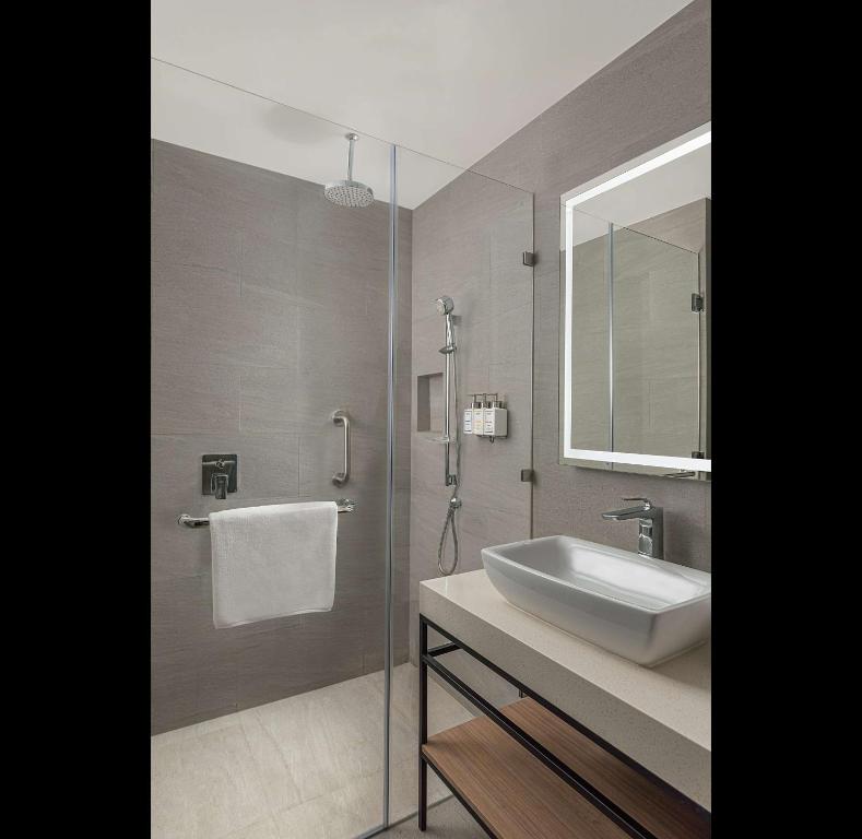 Uma casa de banho em Park Inn By Radisson Bacolod