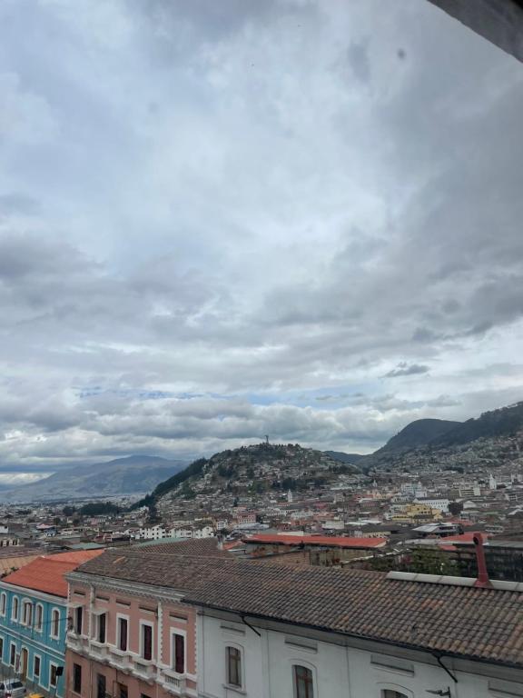 uitzicht op een stad met bergen op de achtergrond bij espectacular departamento centro de quito in Quito