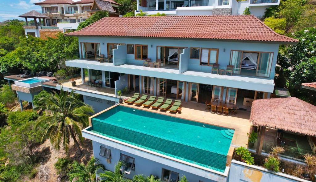 サムイ島にあるBaan Talay Sai Villa - Panoramic Views 300m to Beachのスイミングプール付きの家屋の空中ビュー