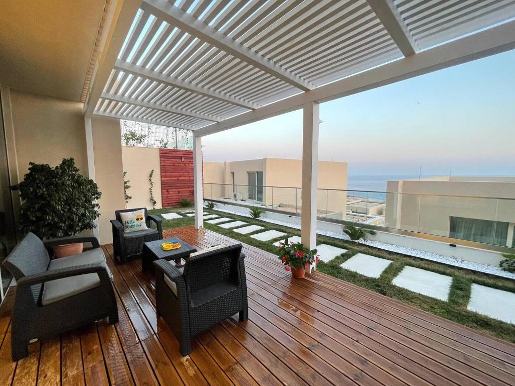 a living room with a deck with a view of the ocean at Villa Azure in Palasë