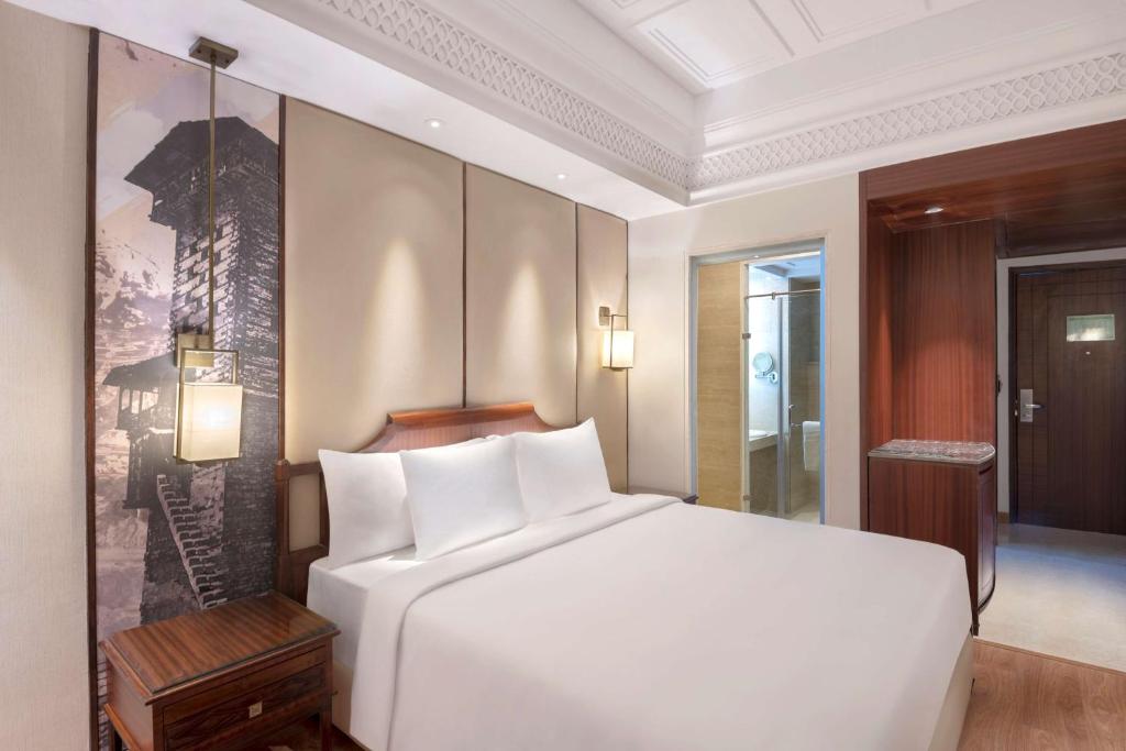 Postel nebo postele na pokoji v ubytování Radisson Kufri