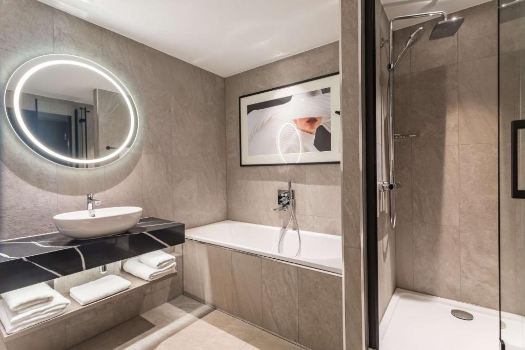 Radisson RED London Heathrow - Executive Suite - Lounge Access