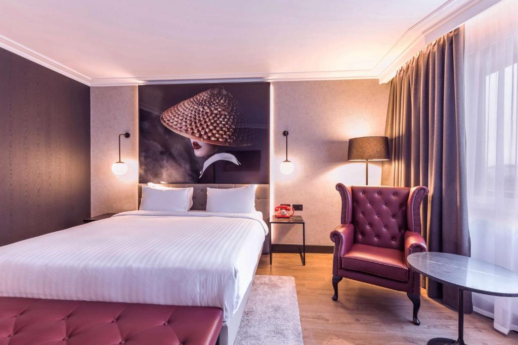 Radisson RED London Heathrow - Standard Room