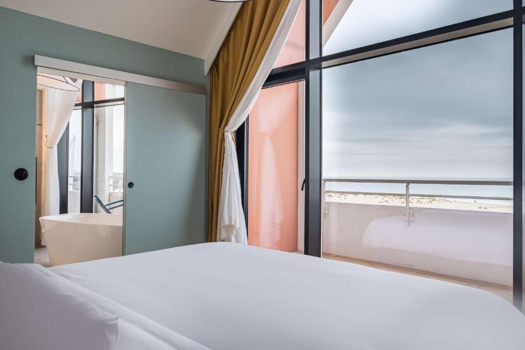Posteľ alebo postele v izbe v ubytovaní Radisson Blu Grand Hotel & Spa, Malo-Les-Bains