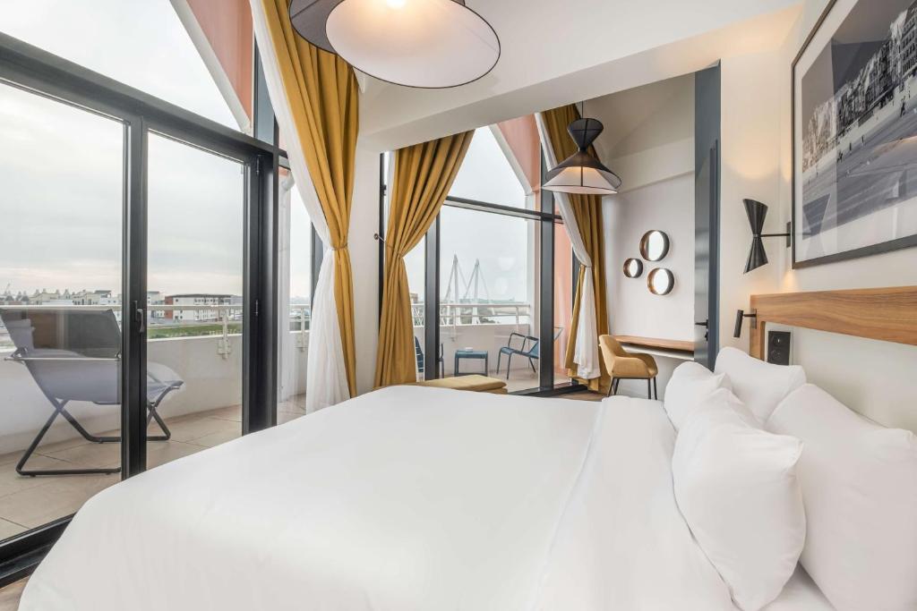 Posteľ alebo postele v izbe v ubytovaní Radisson Blu Grand Hotel & Spa, Malo-Les-Bains