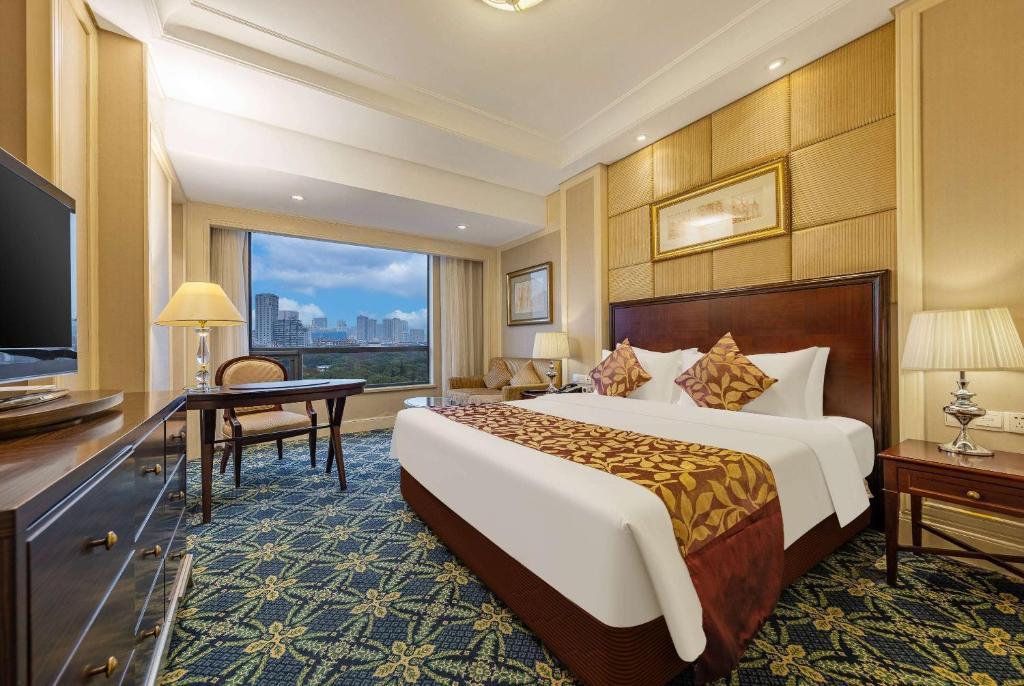 Postel nebo postele na pokoji v ubytování Ramada Yichang Hotel