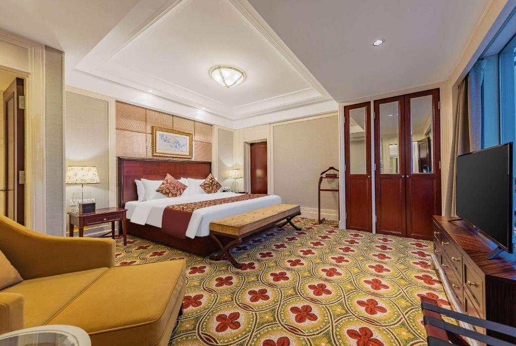 Postel nebo postele na pokoji v ubytování Ramada Yichang Hotel