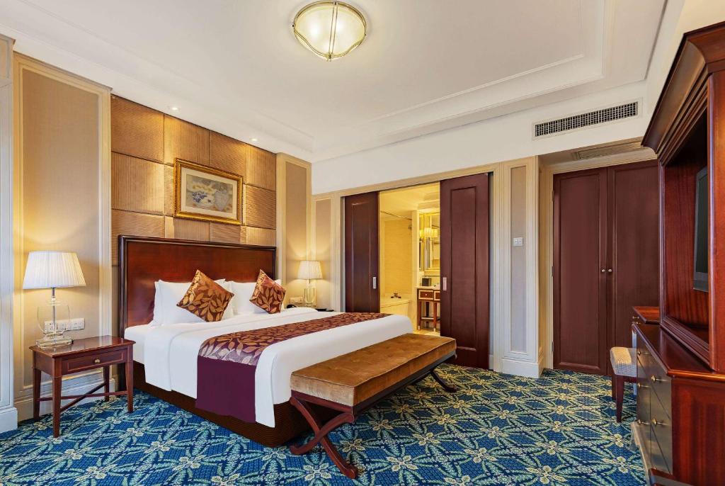 Postel nebo postele na pokoji v ubytování Ramada Yichang Hotel