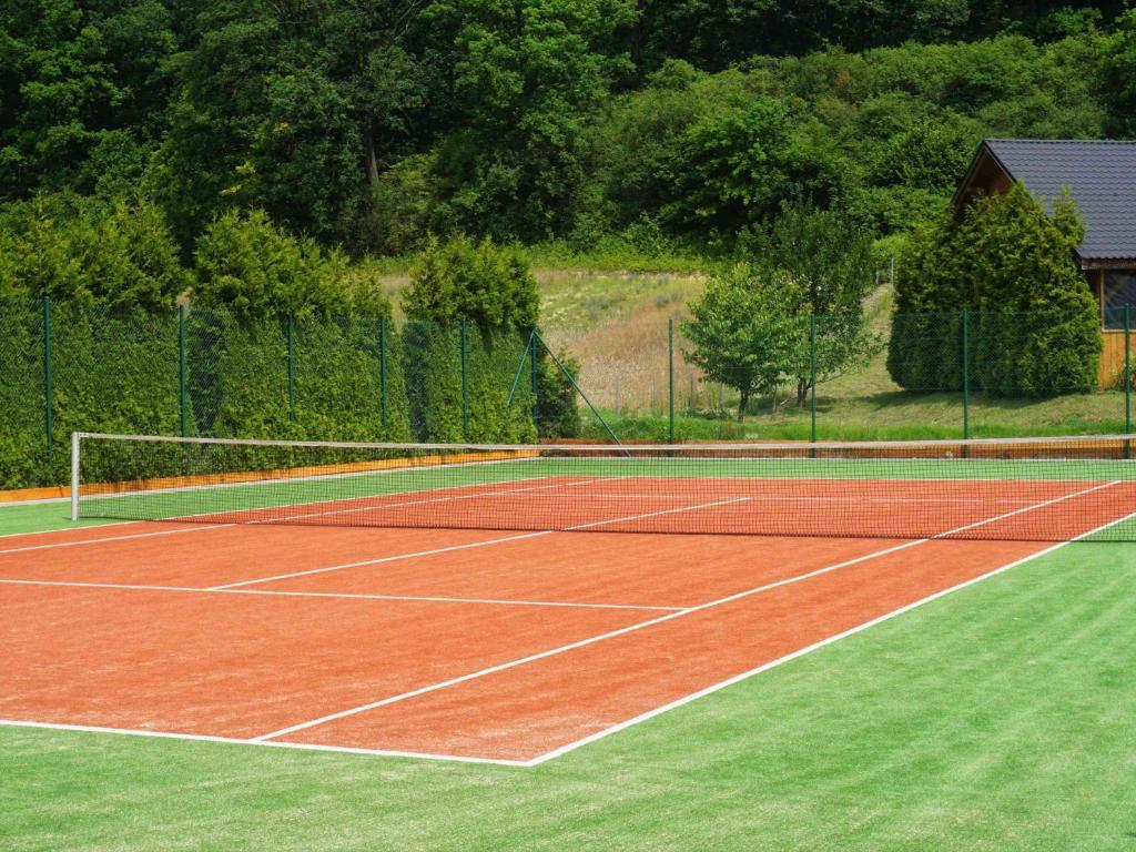 Tenis a/nebo squash v ubytování Dosłońce Resort Wellness & Farm nebo okolí