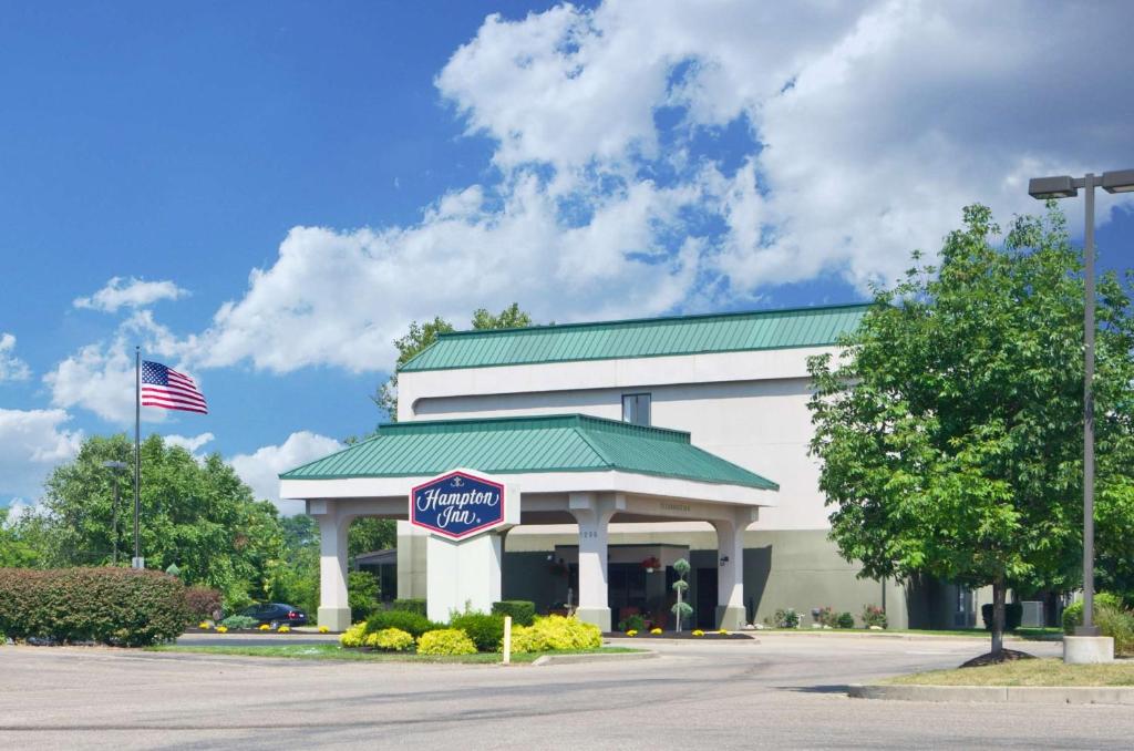 una señal para una tienda de comestibles con bandera americana en Hampton Inn New Philadelphia, en New Philadelphia