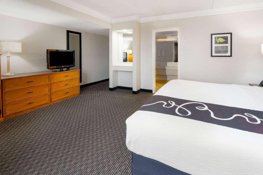 Super 8 by Wyndham The Woodlands North - Chambre Lit King-Size De Luxe