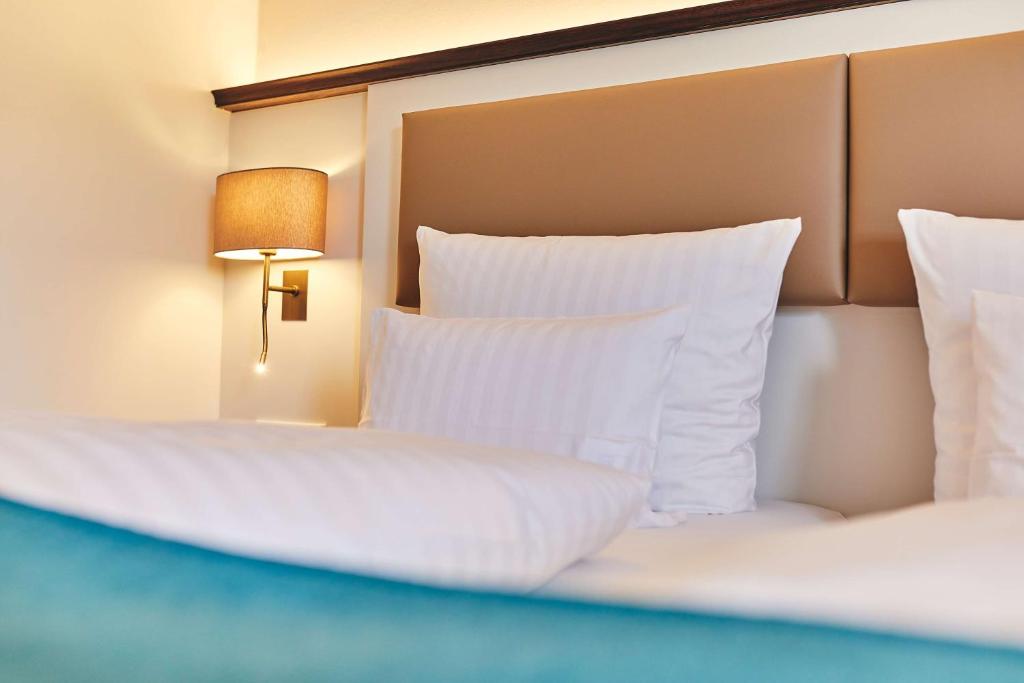 Postel nebo postele na pokoji v ubytování Dorint Strandresort & Spa Ostseebad Wustrow