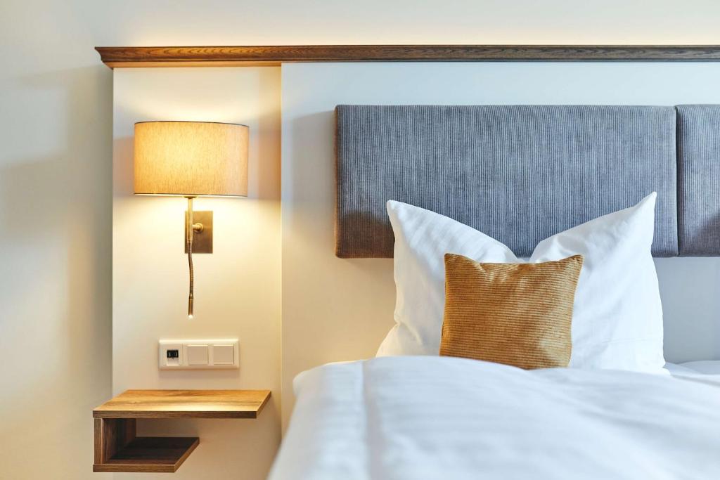 Postel nebo postele na pokoji v ubytování Dorint Strandresort & Spa Ostseebad Wustrow