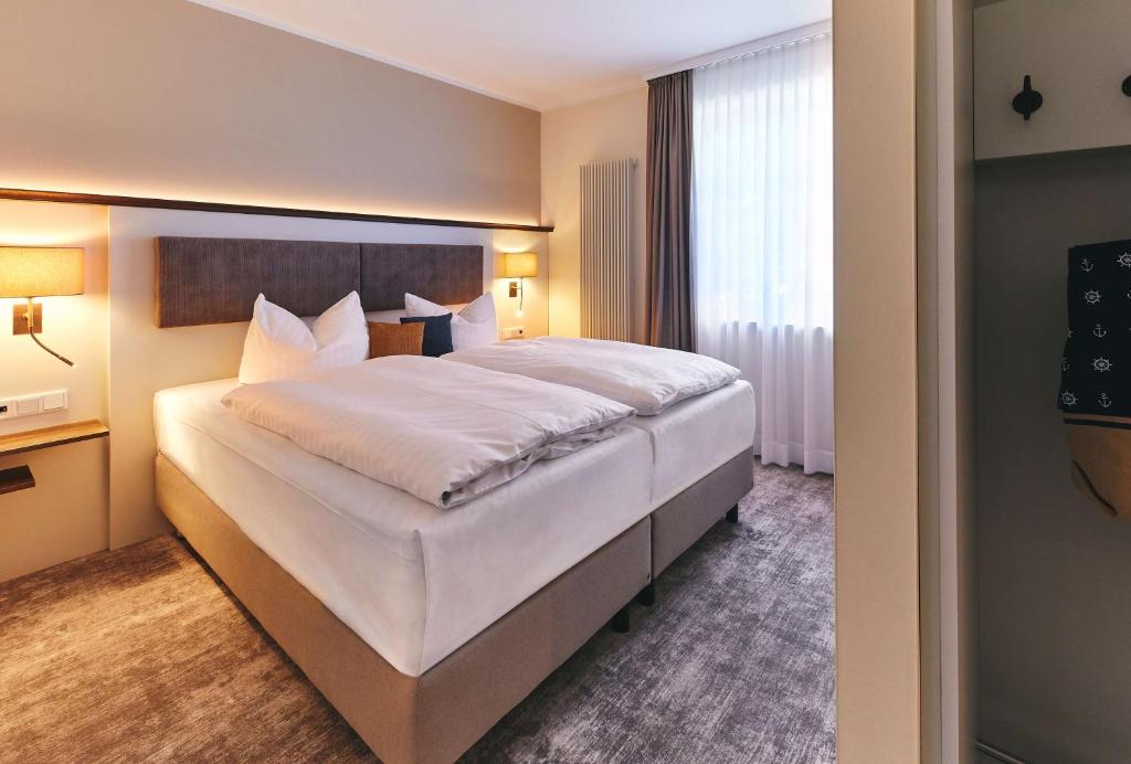 Postel nebo postele na pokoji v ubytování Dorint Strandresort & Spa Ostseebad Wustrow