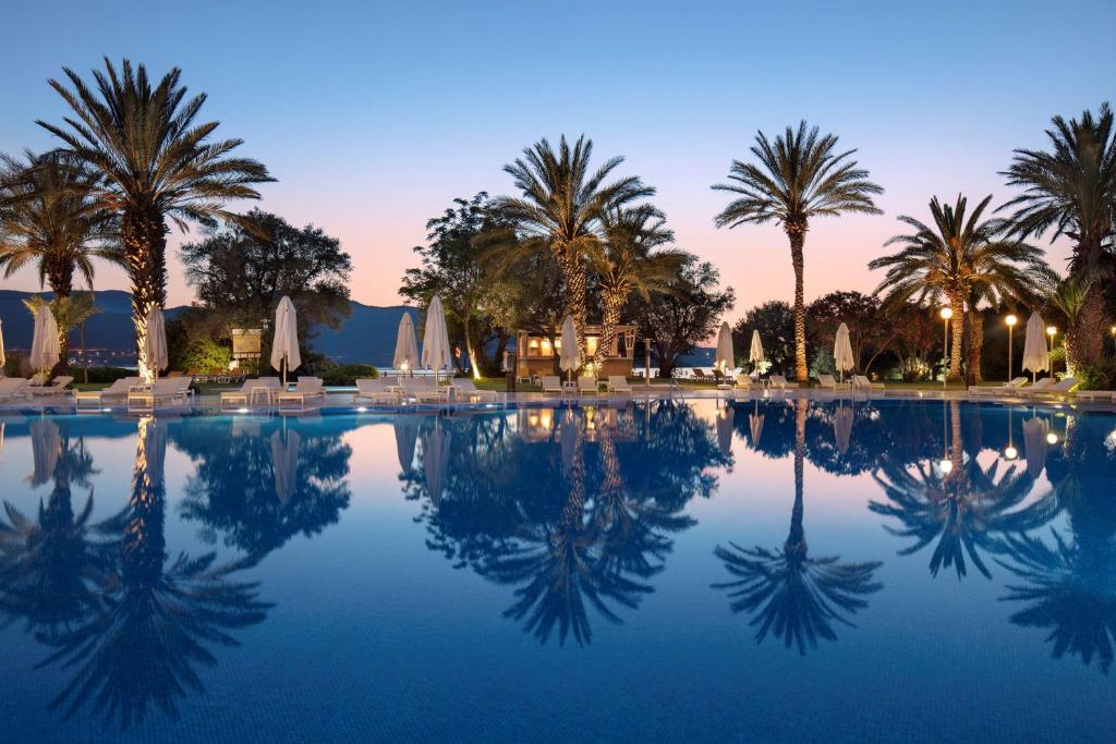 Бассейн в DoubleTree by Hilton Bodrum Isil Club Ultra All-Inclusive Resort или поблизости
